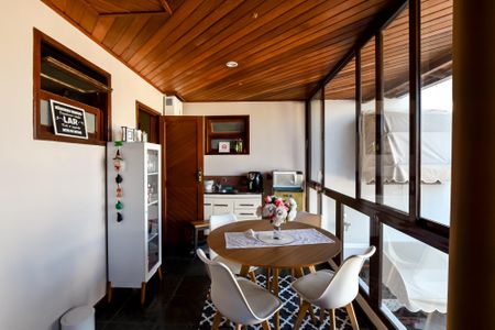 Casa à venda com 415m², 4 quartos e 4 vagas Casa à venda com 415m², 4 quartos e 4 vagasQuarto