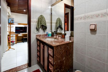 Casa à venda com 415m², 4 quartos e 4 vagas Casa à venda com 415m², 4 quartos e 4 vagasBanheiro