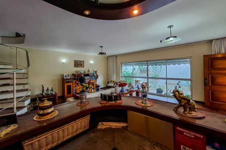 Casa à venda com 250m², 3 quartos e 3 vagas Casa à venda com 250m², 3 quartos e 3 vagasSala