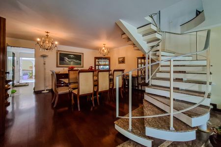 Casa à venda com 250m², 3 quartos e 3 vagas Casa à venda com 250m², 3 quartos e 3 vagasSala