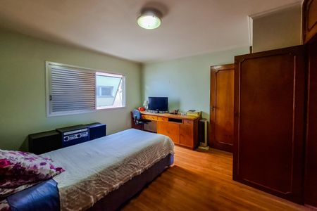 Casa à venda com 250m², 3 quartos e 3 vagas Casa à venda com 250m², 3 quartos e 3 vagasQuarto 2