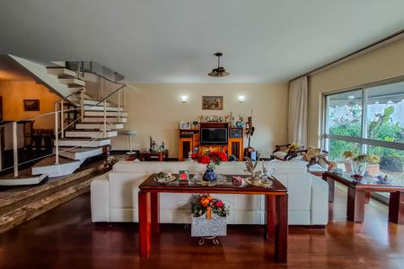 Casa à venda com 250m², 3 quartos e 3 vagas Casa à venda com 250m², 3 quartos e 3 vagasSala