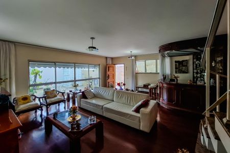 Casa à venda com 250m², 3 quartos e 3 vagas Casa à venda com 250m², 3 quartos e 3 vagasSala