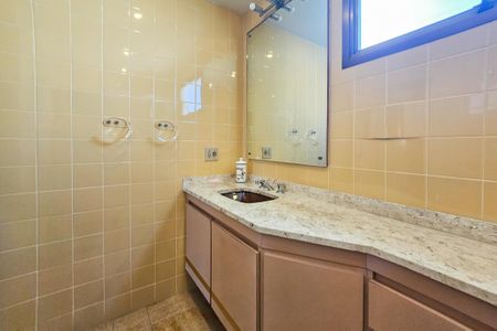 Apartamento para alugar com 348m², 4 quartos e 3 vagas Apartamento para alugar com 348m², 4 quartos e 3 vagasBanheiro da suíte 1