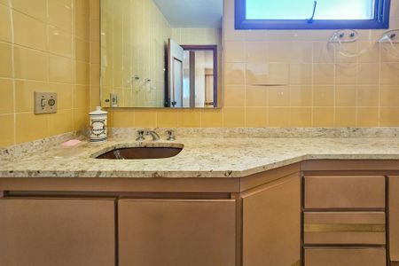 Apartamento para alugar com 348m², 4 quartos e 3 vagas Apartamento para alugar com 348m², 4 quartos e 3 vagasBanheiro da suíte 1