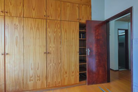 Casa à venda com 360m², 4 quartos e 4 vagas Casa à venda com 360m², 4 quartos e 4 vagasQuarto 2