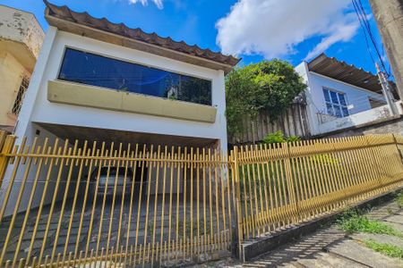 Casa à venda com 360m², 4 quartos e 4 vagas Casa à venda com 360m², 4 quartos e 4 vagasFachada