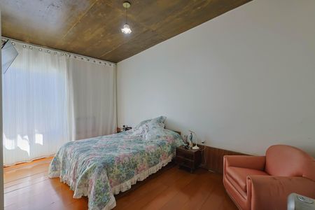 Casa à venda com 360m², 4 quartos e 4 vagas Casa à venda com 360m², 4 quartos e 4 vagasQuarto 4 - Suíte