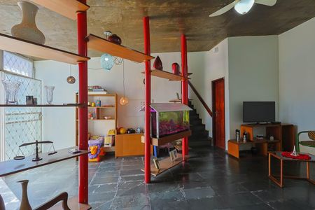 Casa à venda com 360m², 4 quartos e 4 vagas Casa à venda com 360m², 4 quartos e 4 vagasSala de TV