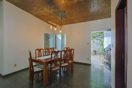 Casa à venda com 360m², 4 quartos e 4 vagas Casa à venda com 360m², 4 quartos e 4 vagasSala de Jantar
