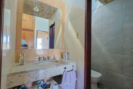 Casa à venda com 360m², 4 quartos e 4 vagas Casa à venda com 360m², 4 quartos e 4 vagasBanheiro