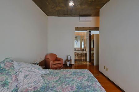 Casa à venda com 360m², 4 quartos e 4 vagas Casa à venda com 360m², 4 quartos e 4 vagasQuarto 4 - Suíte