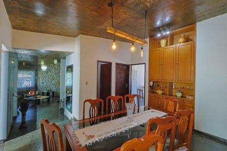 Casa à venda com 360m², 4 quartos e 4 vagas Casa à venda com 360m², 4 quartos e 4 vagasSala de Jantar