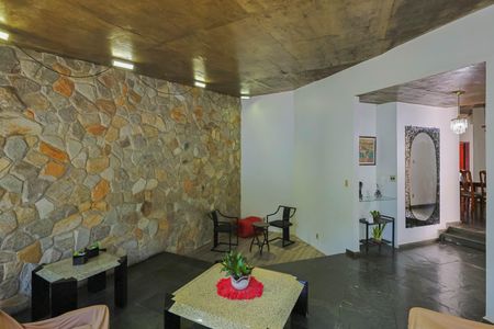 Casa à venda com 360m², 4 quartos e 4 vagas Casa à venda com 360m², 4 quartos e 4 vagasSala