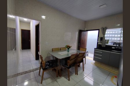 Casa à venda com 120m², 2 quartos e 2 vagasCozinha - Armários