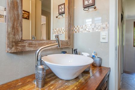 Casa à venda com 200m², 4 quartos e 2 vagas Casa à venda com 200m², 4 quartos e 2 vagasBanheiro Social