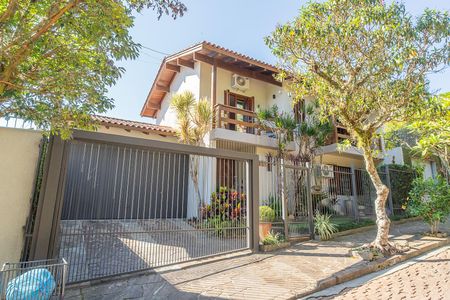 Casa à venda com 200m², 4 quartos e 2 vagas Casa à venda com 200m², 4 quartos e 2 vagasFachada