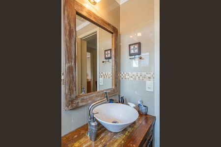 Casa à venda com 200m², 4 quartos e 2 vagas Casa à venda com 200m², 4 quartos e 2 vagasBanheiro Social