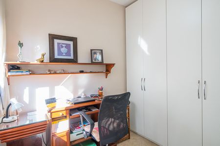 Casa à venda com 200m², 4 quartos e 2 vagas Casa à venda com 200m², 4 quartos e 2 vagasEscritório