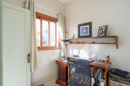 Casa à venda com 200m², 4 quartos e 2 vagas Casa à venda com 200m², 4 quartos e 2 vagasEscritório