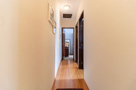 Casa à venda com 200m², 3 quartos e 2 vagasCorredor