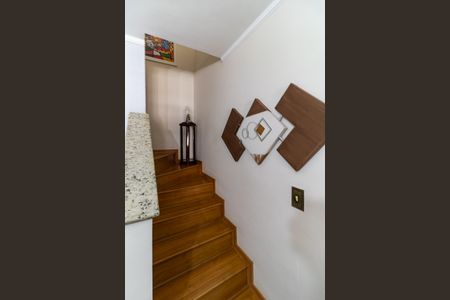 Casa à venda com 200m², 3 quartos e 2 vagasEscada