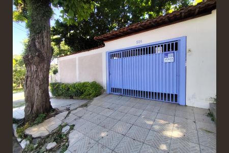 Casa à venda com 100m², 3 quartos e 3 vagas Casa à venda com 100m², 3 quartos e 3 vagasFachada