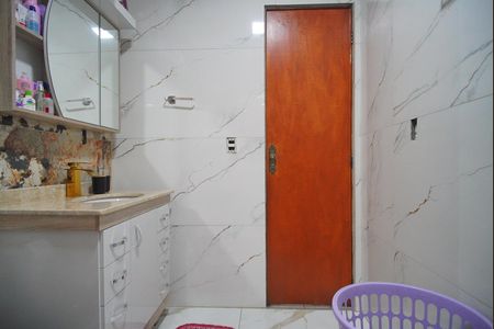 Casa à venda com 90m², 3 quartos e 2 vagasBanheiro