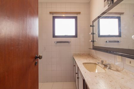 Apartamento à venda com 247m², 3 quartos e 3 vagas Apartamento à venda com 247m², 3 quartos e 3 vagasBanheiro da Suíte