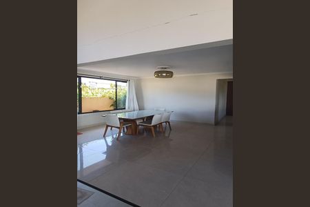 Casa para alugar com 300m², 3 quartos e 4 vagas Casa para alugar com 300m², 3 quartos e 4 vagasSala de Jantar