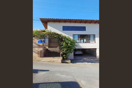 Casa para alugar com 300m², 3 quartos e 4 vagas Casa para alugar com 300m², 3 quartos e 4 vagasFachada