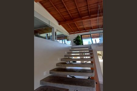 Casa para alugar com 300m², 3 quartos e 4 vagas Casa para alugar com 300m², 3 quartos e 4 vagasEscada