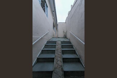 Casa à venda com 200m², 4 quartos e 2 vagasEscada de entrada