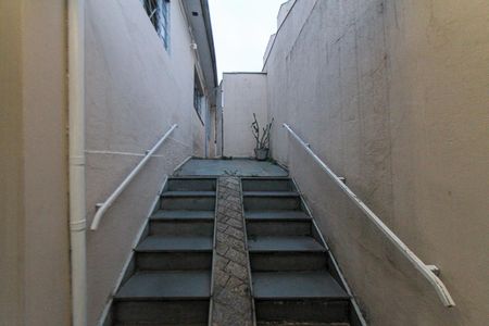 Casa à venda com 200m², 4 quartos e 2 vagasEscada de entrada