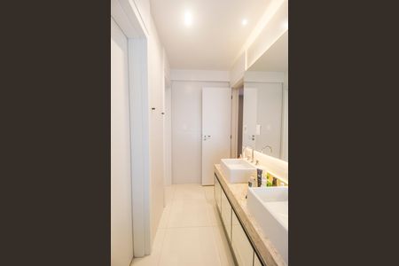 Apartamento à venda com 338m², 4 quartos e 4 vagasBanheiro da Suíte 1