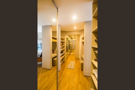 Apartamento à venda com 338m², 4 quartos e 4 vagasCloset da suíte 1