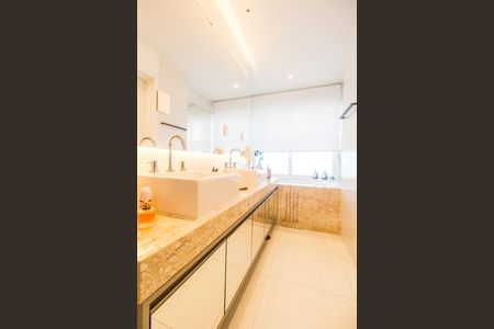 Apartamento à venda com 338m², 4 quartos e 4 vagasDetalhe do Banheiro da Suite