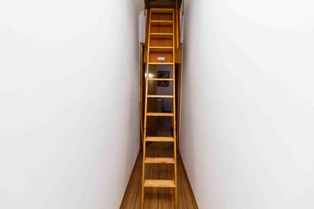 Casa à venda com 270m², 3 quartos e 6 vagasEscada Sotão