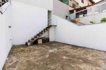 Casa à venda com 270m², 3 quartos e 6 vagasQuintal