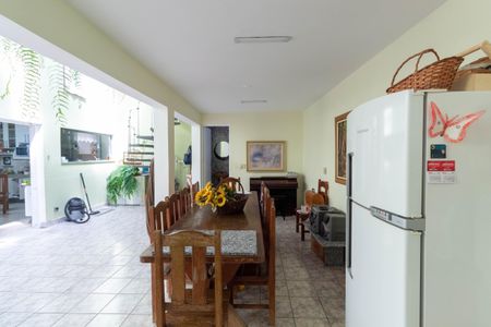 Casa à venda com 550m², 4 quartos e 4 vagas Casa à venda com 550m², 4 quartos e 4 vagasQuintal