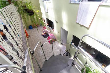 Casa à venda com 550m², 4 quartos e 4 vagas Casa à venda com 550m², 4 quartos e 4 vagasEscada