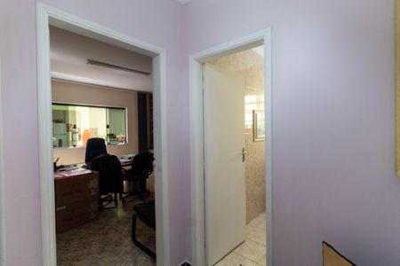 Casa à venda com 550m², 4 quartos e 4 vagas Casa à venda com 550m², 4 quartos e 4 vagasCorredor