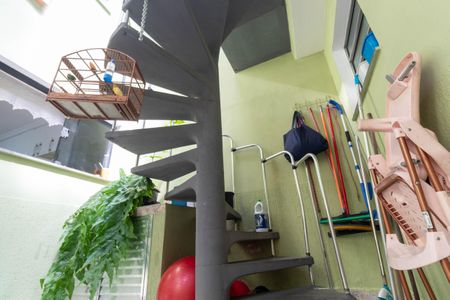 Casa à venda com 550m², 4 quartos e 4 vagas Casa à venda com 550m², 4 quartos e 4 vagasEscada