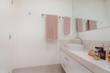 Casa de condomínio à venda com 325m², 5 quartos e 4 vagasBanheiro da Suíte