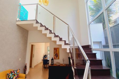 Casa de condomínio à venda com 325m², 5 quartos e 4 vagasEscada