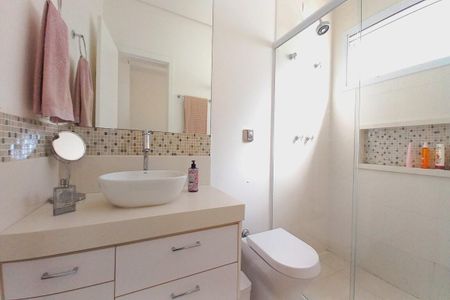 Casa de condomínio à venda com 325m², 5 quartos e 4 vagasBanheiro da Suíte 1