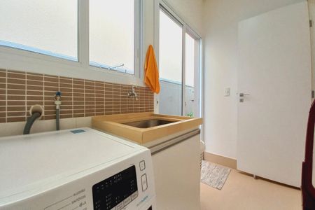 Casa de condomínio à venda com 325m², 5 quartos e 4 vagasLavanderia