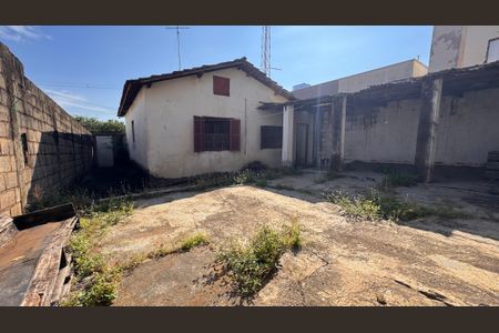 Casa à venda com 243m², 3 quartos e 2 vagasQuintal