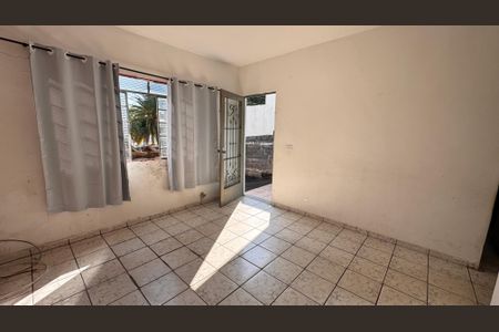 Casa à venda com 243m², 3 quartos e 2 vagasSala