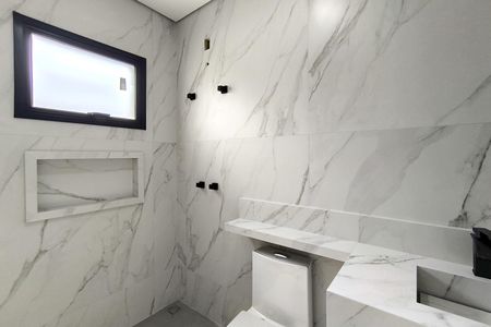 Casa de condomínio à venda com 300m², 4 quartos e 4 vagas Casa de condomínio à venda com 300m², 4 quartos e 4 vagasBanheiro da Suíte 2